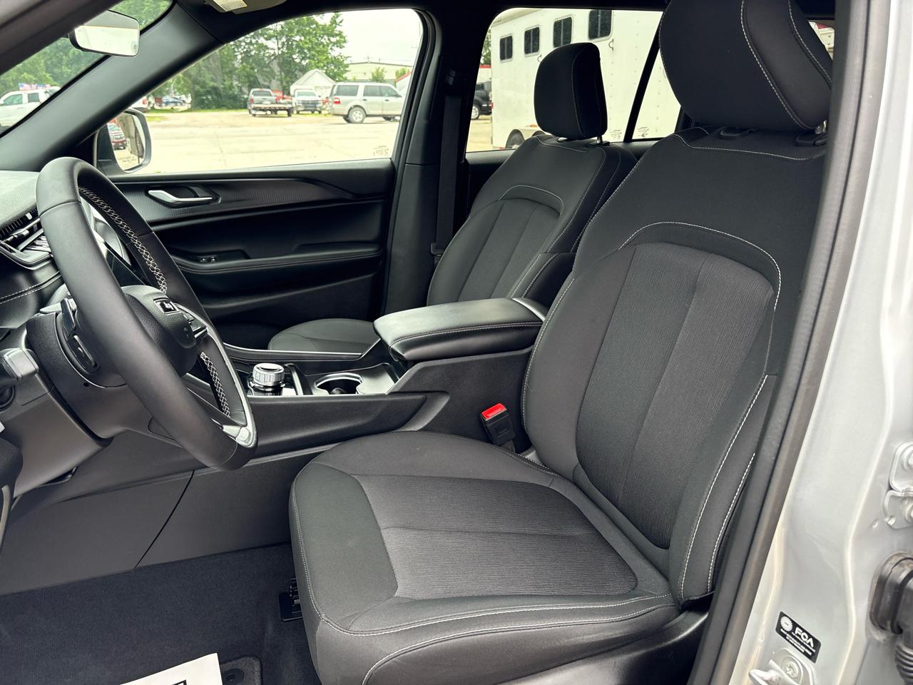 Jeep Grand Cherokee Laredo 4WD 2025