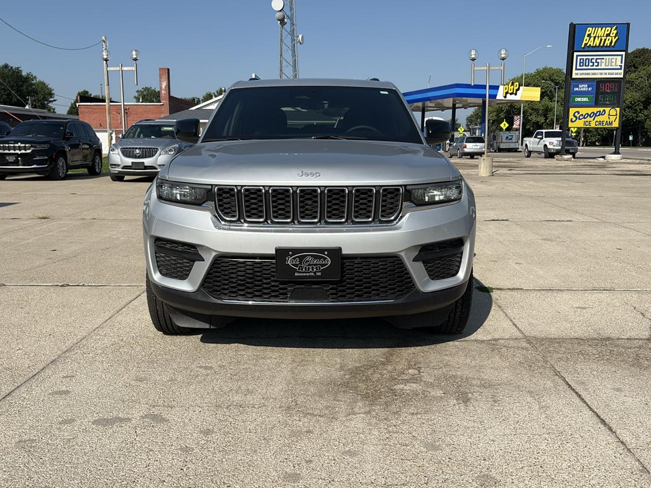 Jeep Grand Cherokee Laredo 4WD 2025