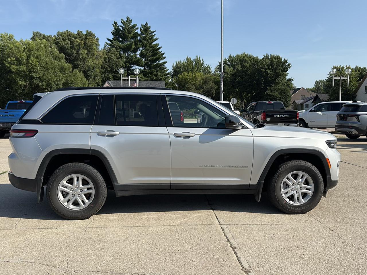 Jeep Grand Cherokee Laredo 4WD 2025