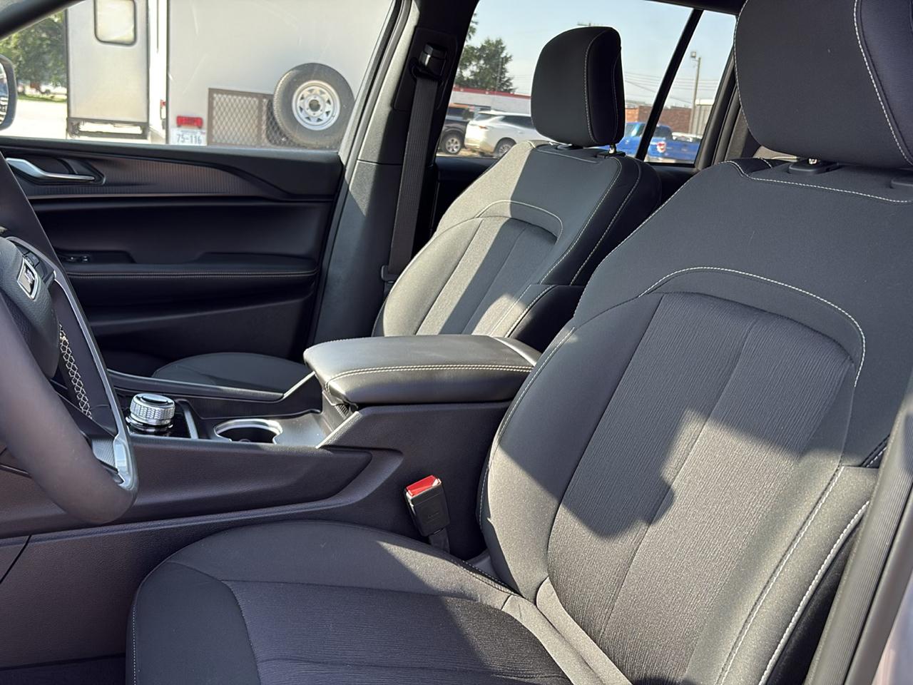 Jeep Grand Cherokee Laredo 4WD 2025