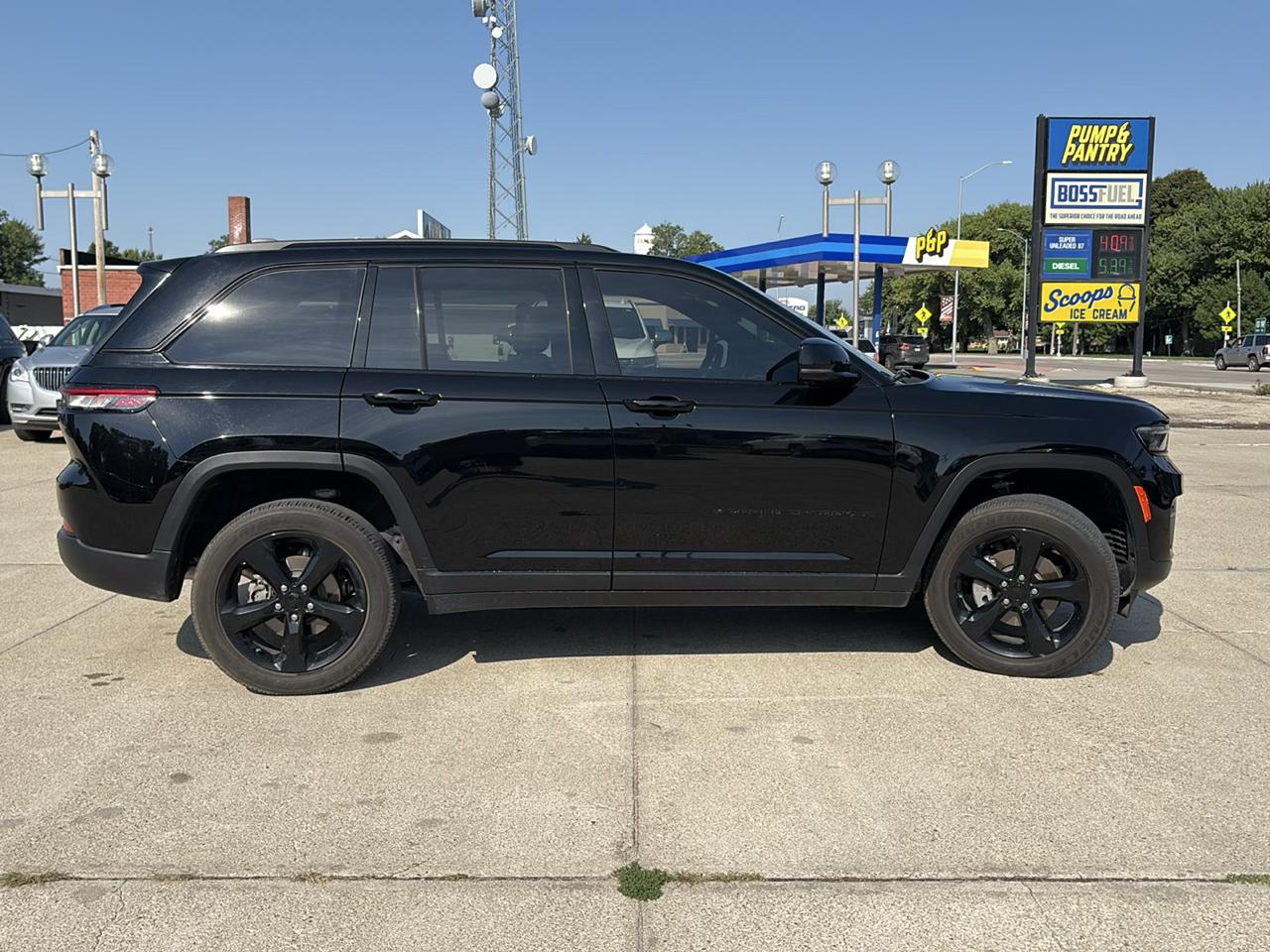 Jeep Grand Cherokee Laredo 4WD 2024