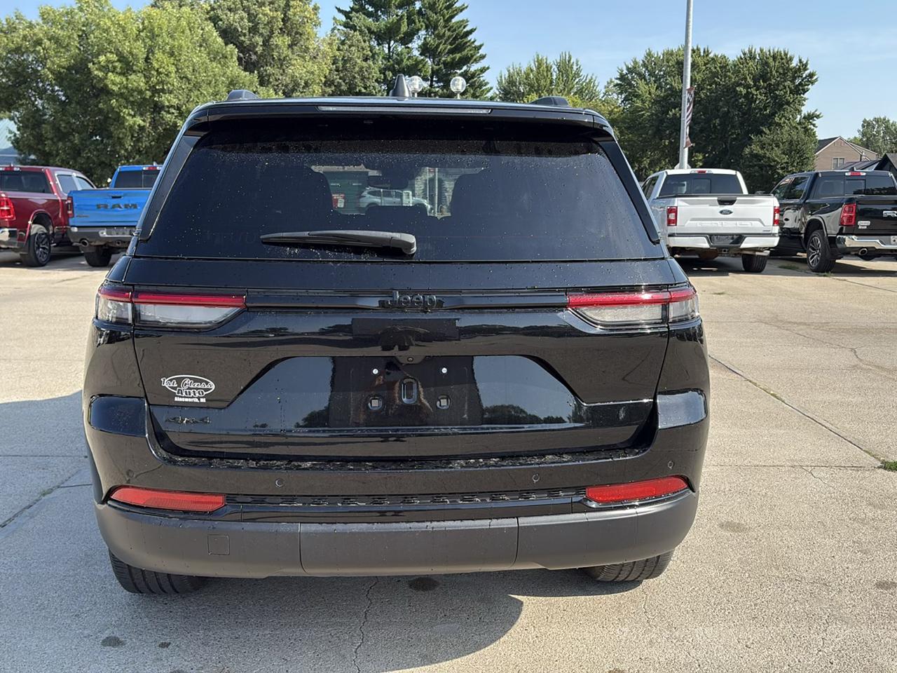 Jeep Grand Cherokee Laredo 4WD 2024