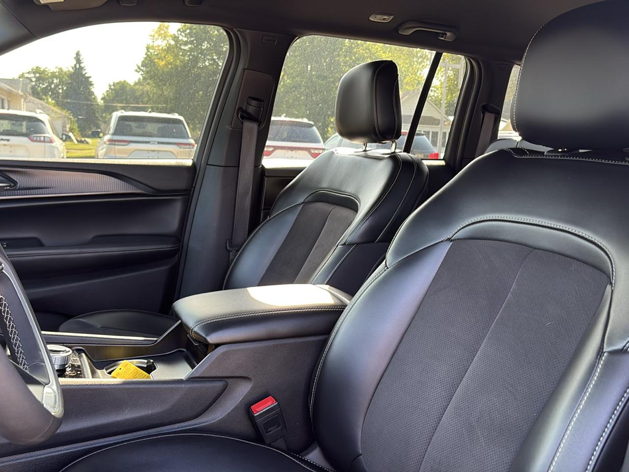 Jeep Grand Cherokee Laredo 4WD 2024