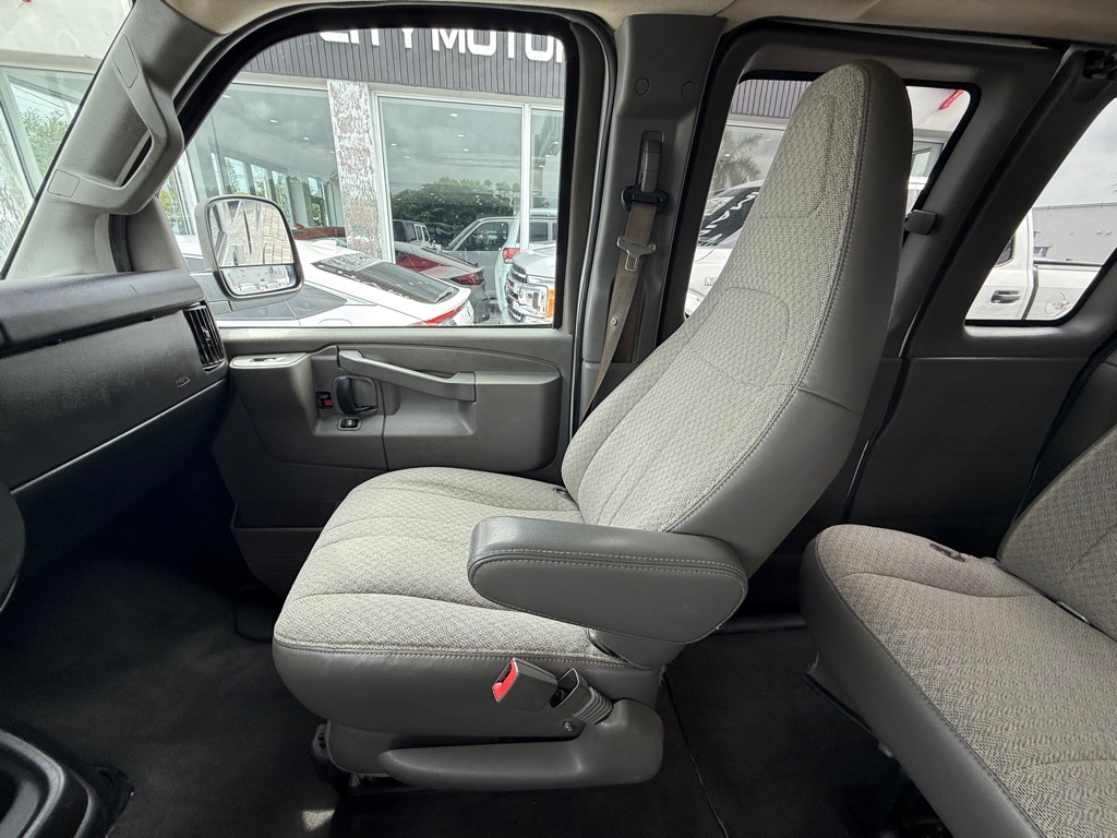 Chevrolet Express Passenger RWD 3500 155" LT 2020