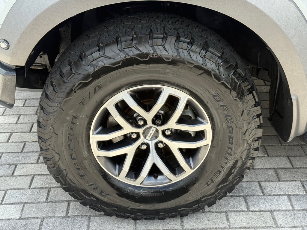 Ford F-150 Raptor 4WD SuperCrew 5.5' Box 2017 Ford F-150 Raptor 4WD SuperCrew 5.5' Box 2017