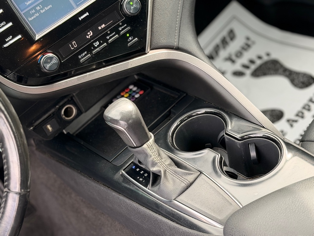 Toyota Camry SE Auto (Natl) 2020