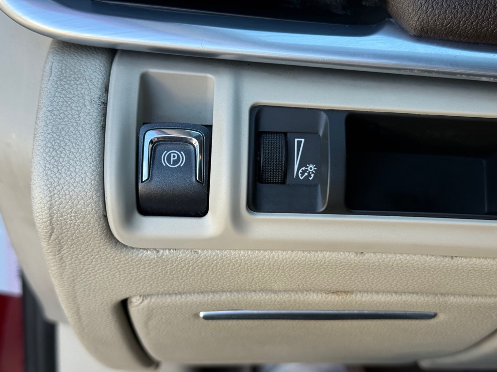 Cadillac XTS 4dr Sdn Luxury FWD 2013