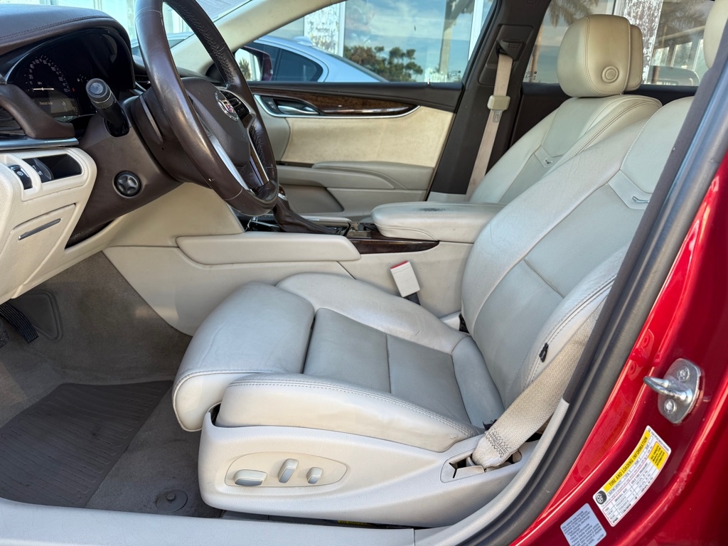 Cadillac XTS 4dr Sdn Luxury FWD 2013