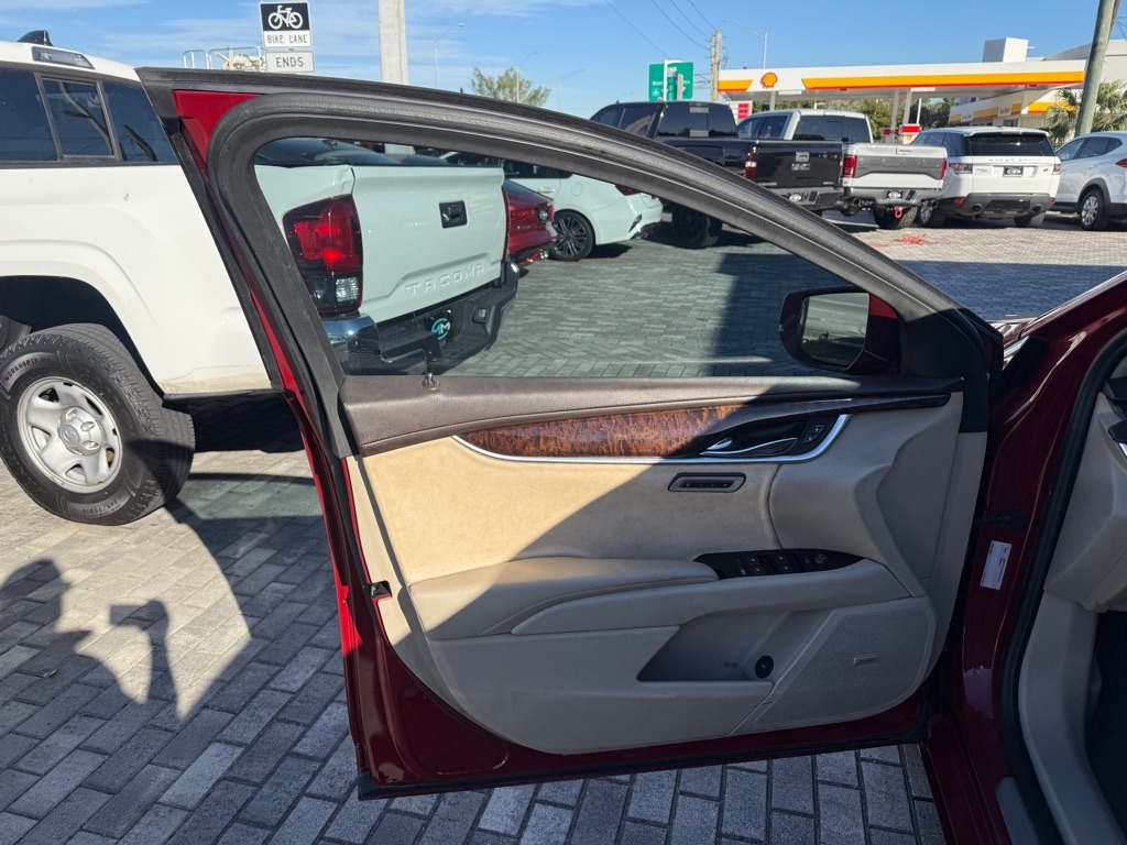 Cadillac XTS 4dr Sdn Luxury FWD 2013