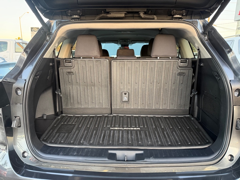 Toyota Highlander LE FWD (Natl) 2024