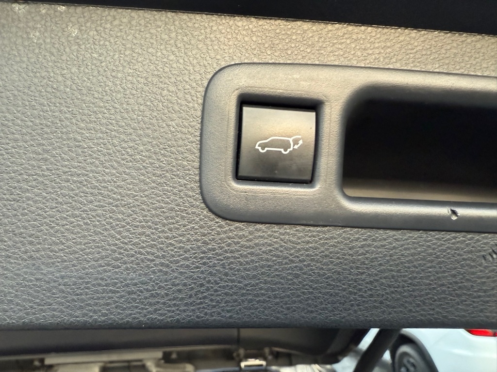 Toyota Highlander LE FWD (Natl) 2024