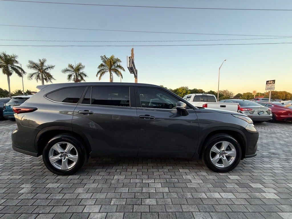 Toyota Highlander LE FWD (Natl) 2024