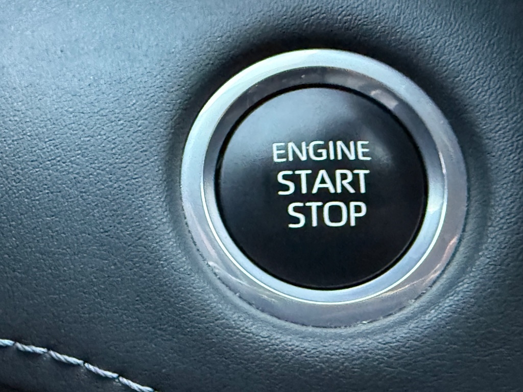 Toyota Highlander LE FWD (Natl) 2024