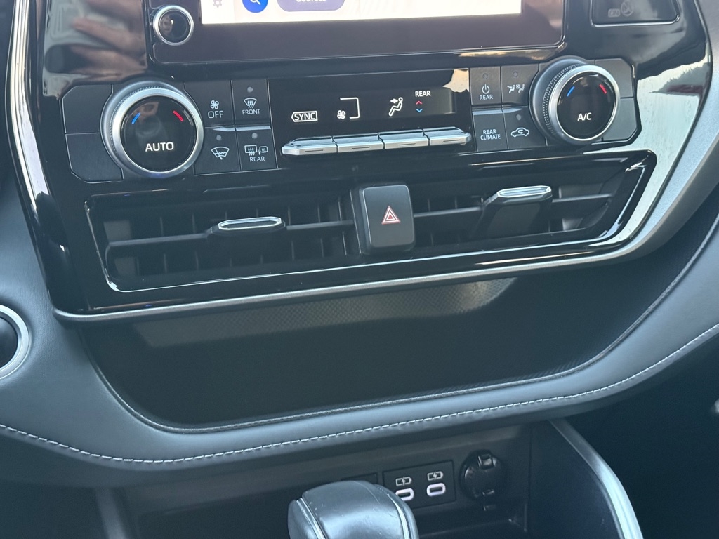 Toyota Highlander LE FWD (Natl) 2024