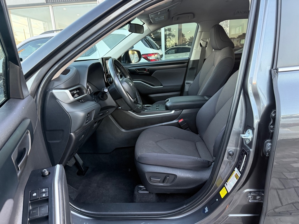 Toyota Highlander LE FWD (Natl) 2024