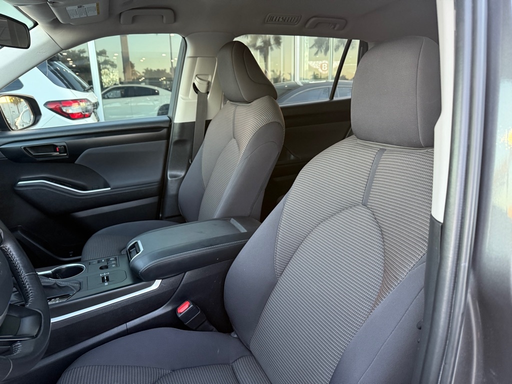 Toyota Highlander LE FWD (Natl) 2024