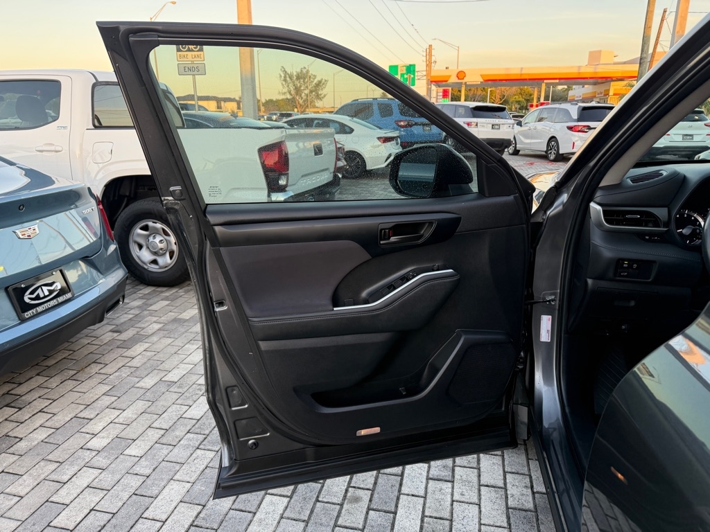 Toyota Highlander LE FWD (Natl) 2024