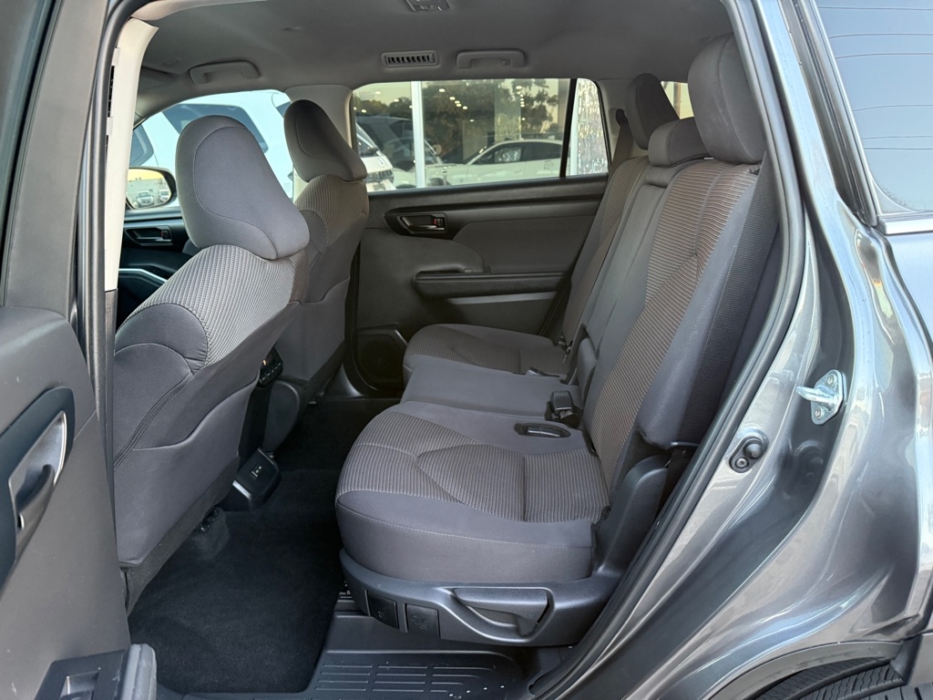 Toyota Highlander LE FWD (Natl) 2024