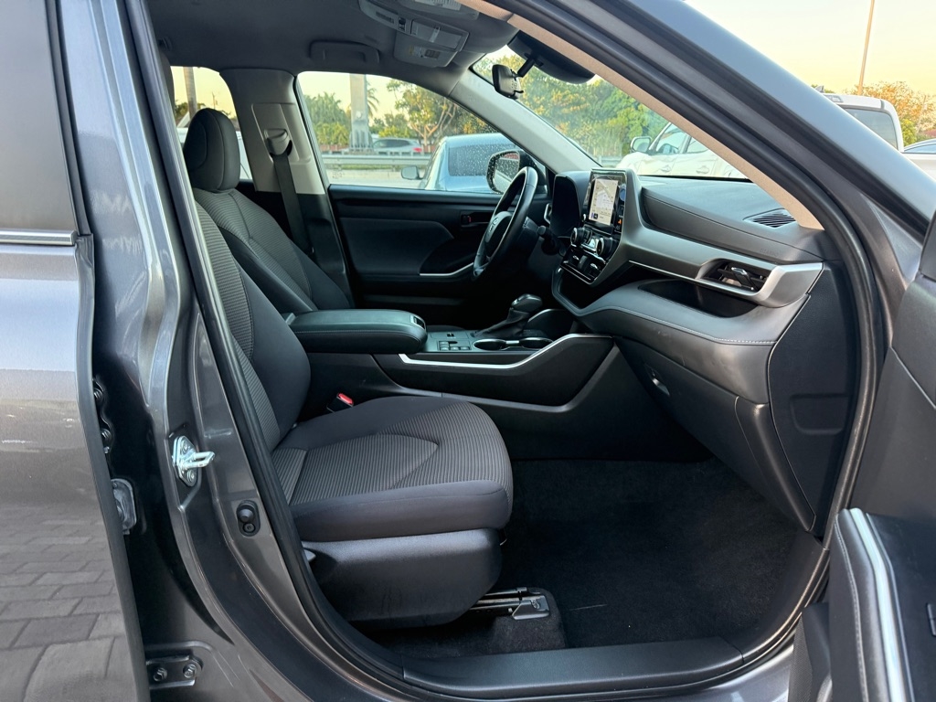 Toyota Highlander LE FWD (Natl) 2024