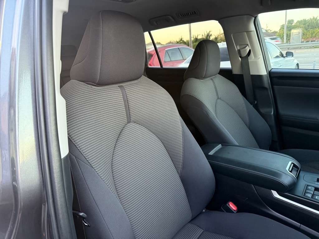 Toyota Highlander LE FWD (Natl) 2024