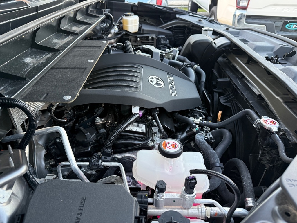 Toyota Highlander LE FWD (Natl) 2024