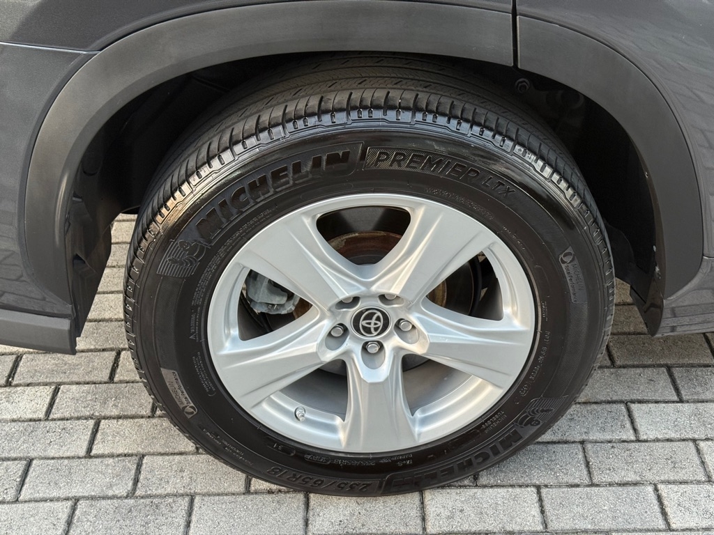 Toyota Highlander LE FWD (Natl) 2024