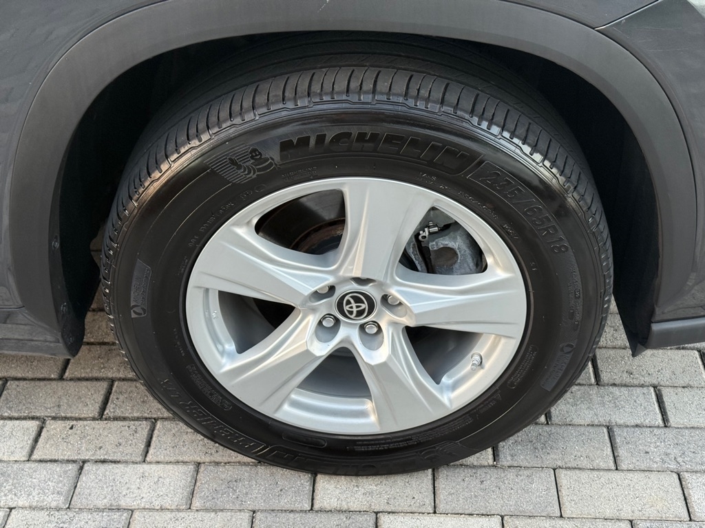 Toyota Highlander LE FWD (Natl) 2024