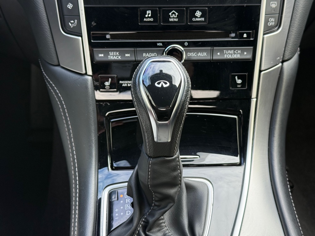 Infiniti Q60 LUXE RWD 2022