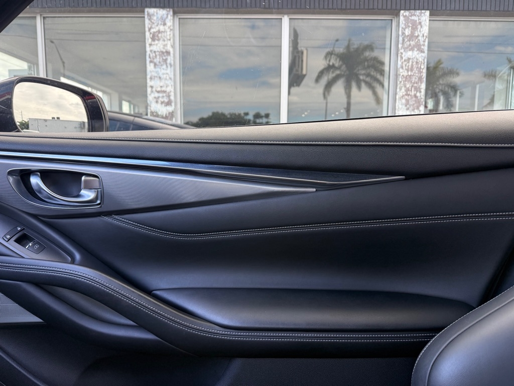 Infiniti Q60 LUXE RWD 2022