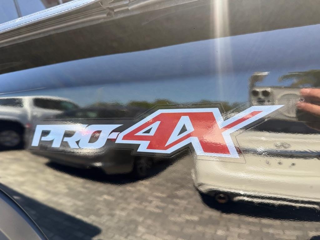Nissan Frontier Crew Cab 4x4 PRO-4X Auto 2022