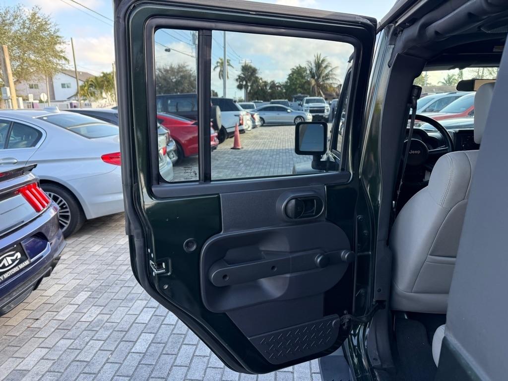 Jeep Wrangler Unlimited RWD 4dr Sport 2010