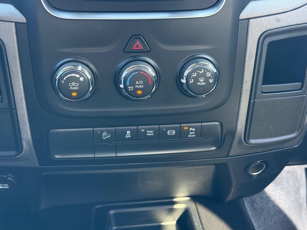 RAM 2500 Tradesman 4x4 Crew Cab 6'4" Box 2017