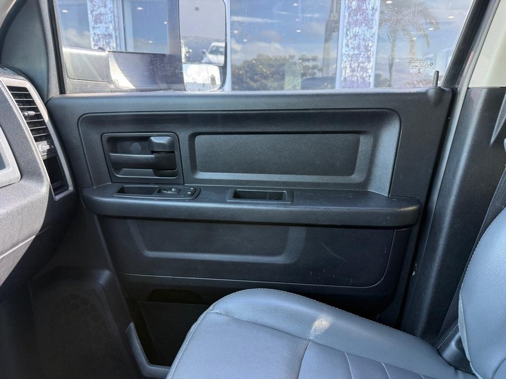 RAM 2500 Tradesman 4x4 Crew Cab 6'4" Box 2017