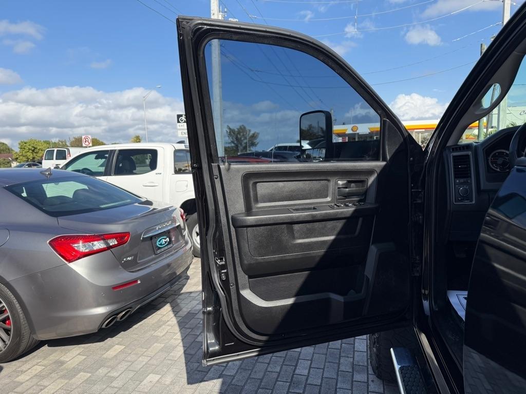 RAM 2500 Tradesman 4x4 Crew Cab 6'4" Box 2017