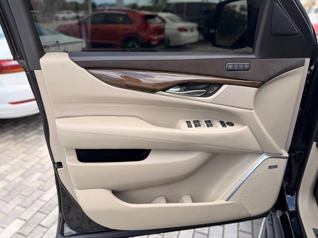 Cadillac Escalade ESV 2WD 4dr Luxury 2018