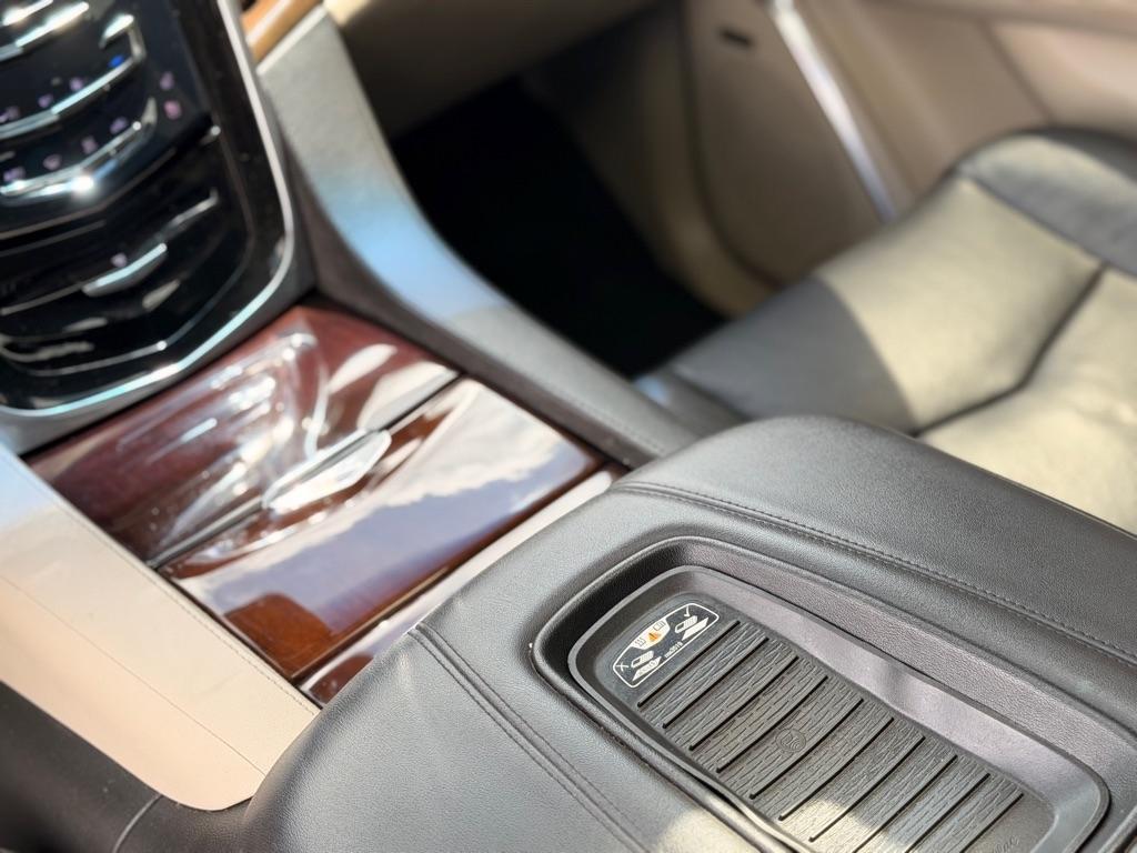 Cadillac Escalade ESV 2WD 4dr Luxury 2018