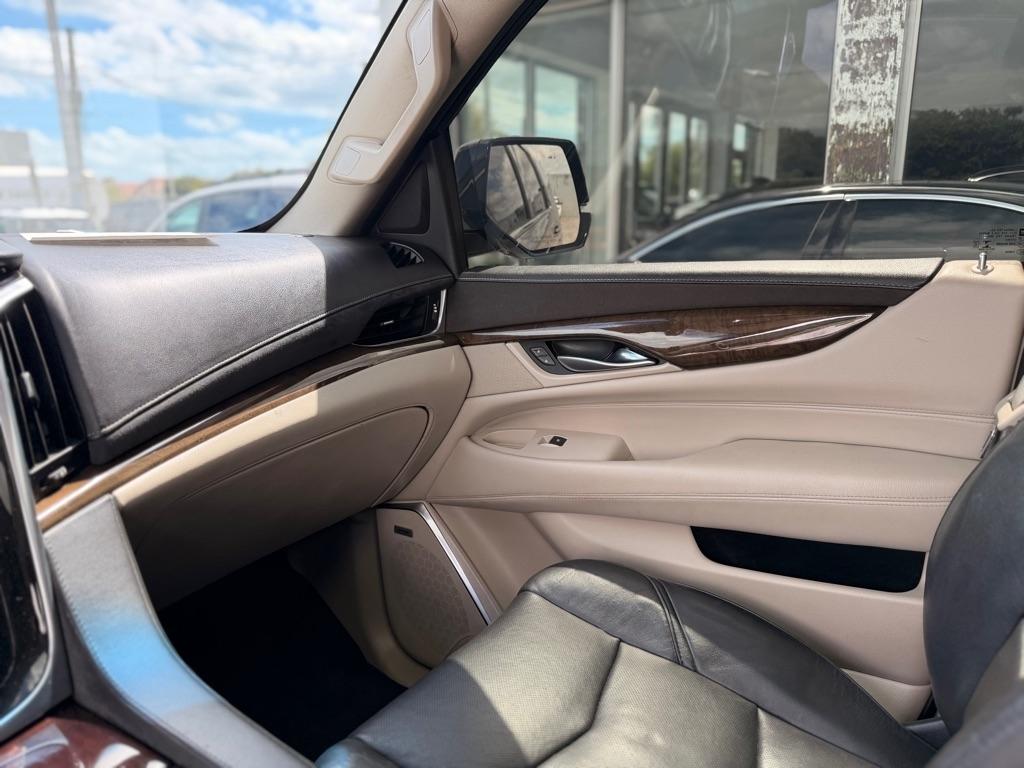 Cadillac Escalade ESV 2WD 4dr Luxury 2018