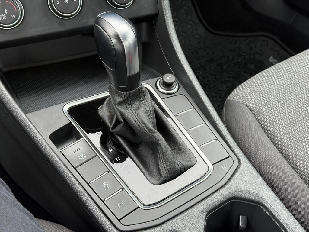 Volkswagen Jetta R-Line Auto w/SULEV 2019