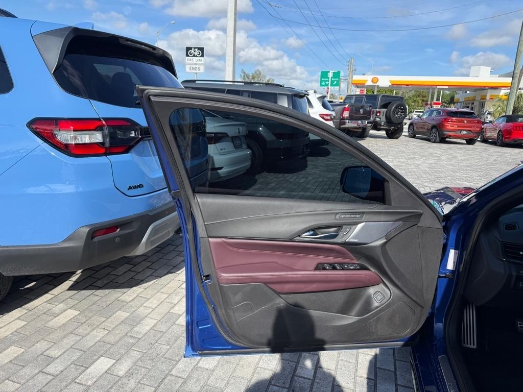 Cadillac CT4 4dr Sdn V-Series 2021