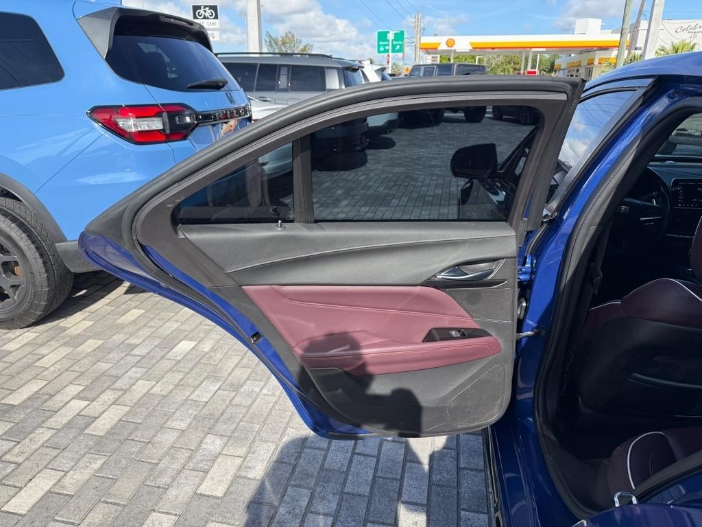 Cadillac CT4 4dr Sdn V-Series 2021