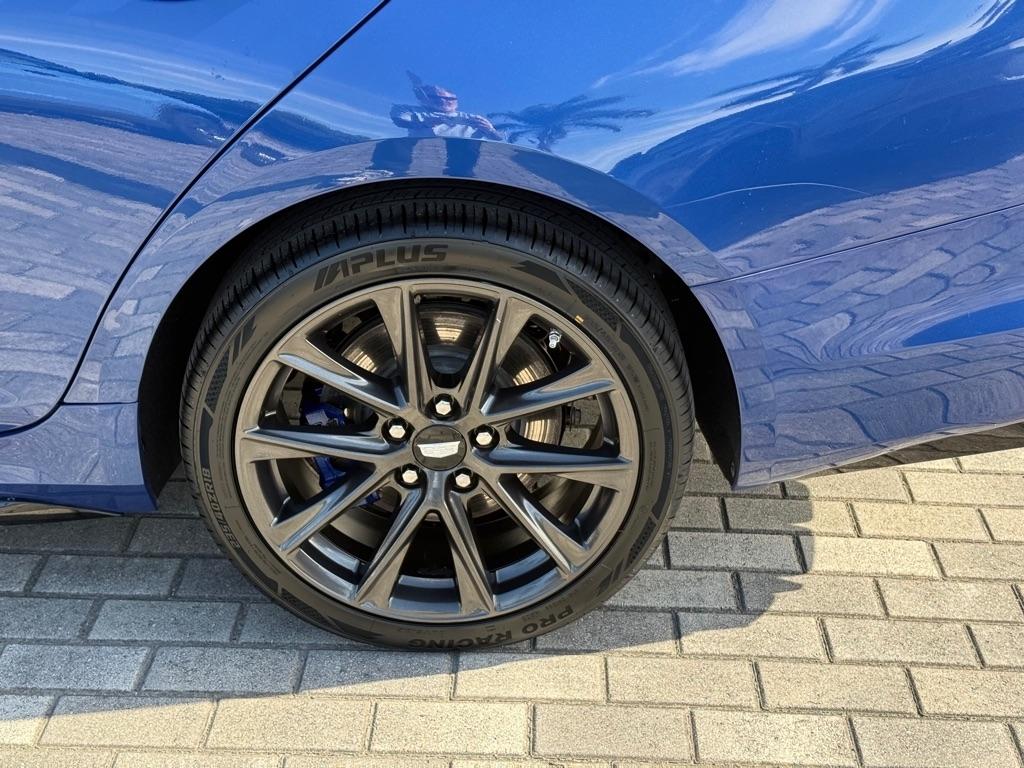 Cadillac CT4 4dr Sdn V-Series 2021