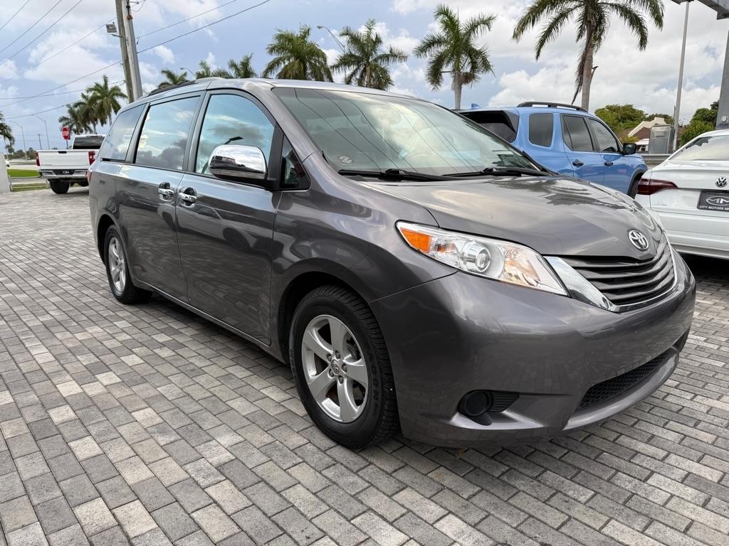 Toyota Sienna LE FWD 8-Passenger (Natl) 2017