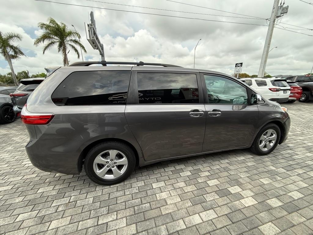 Toyota Sienna LE FWD 8-Passenger (Natl) 2017