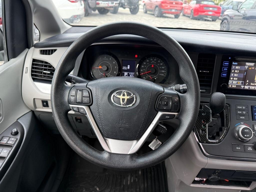 Toyota Sienna LE FWD 8-Passenger (Natl) 2017