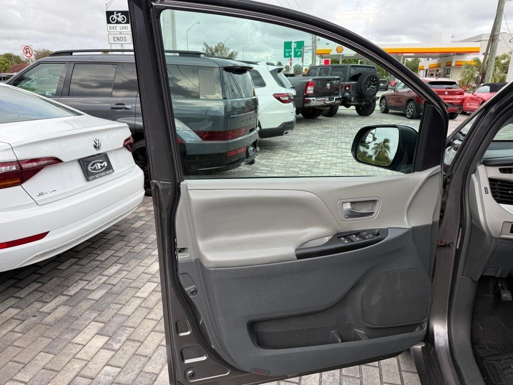 Toyota Sienna LE FWD 8-Passenger (Natl) 2017