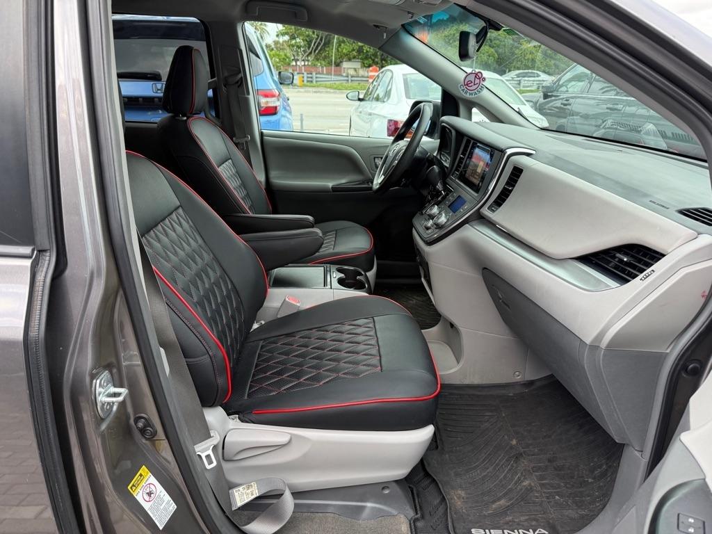 Toyota Sienna LE FWD 8-Passenger (Natl) 2017