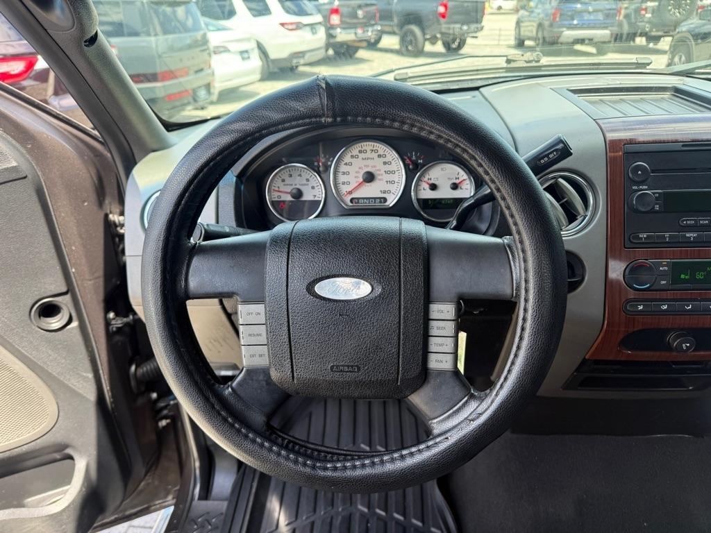 Ford F-150 Supercab 133" Lariat 2005