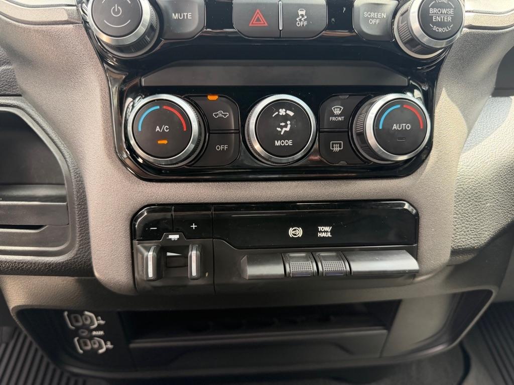 RAM 2500 Tradesman 4x4 Crew Cab 6'4" Box 2023