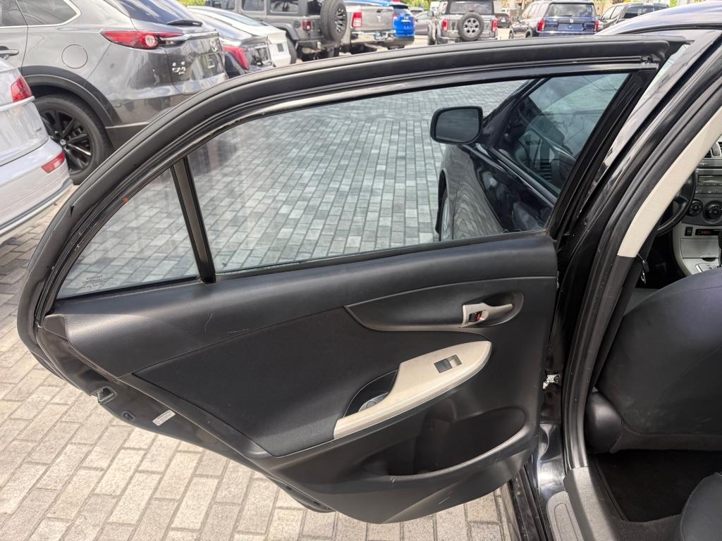 Toyota Corolla 4dr Sdn Man (Natl) 2010