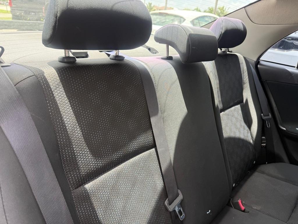 Toyota Corolla 4dr Sdn Man (Natl) 2010